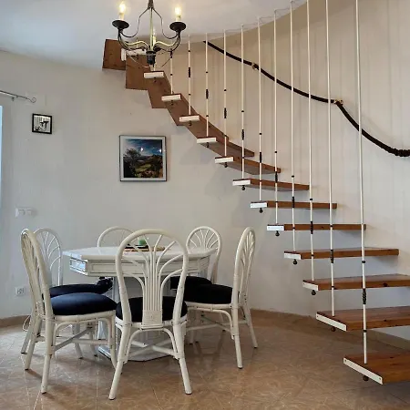 Townhouse With Pool אמפוריבראבה